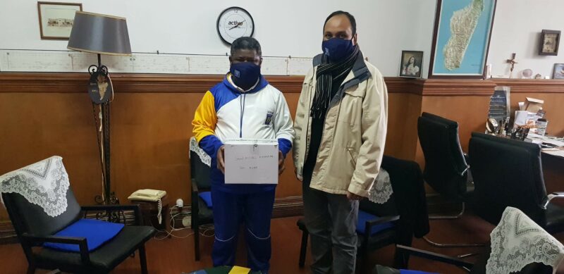 Lire la suite à propos de l’article Remise de dons de masques type chirurgical au Père Recteur