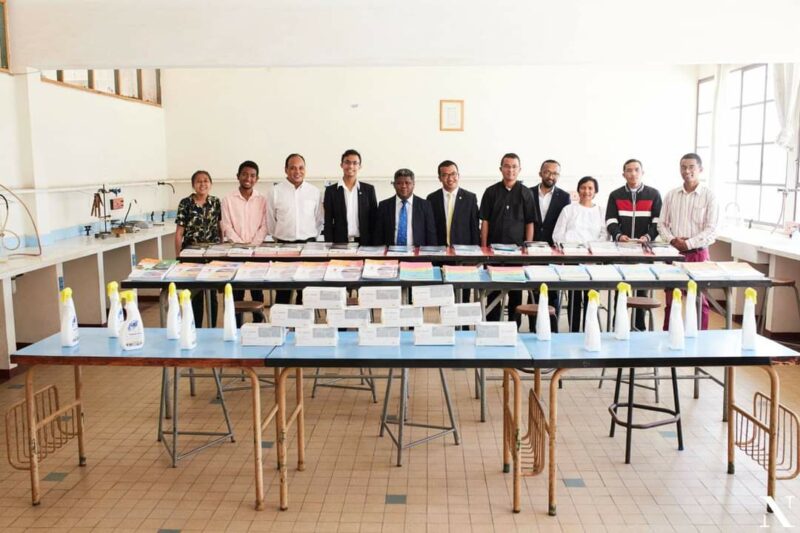 Lire la suite à propos de l’article Cérémonie de réception des dons par le Recteur du Collège et ses Directeurs