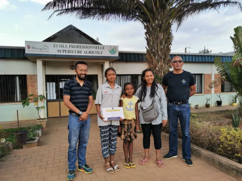 Lire la suite à propos de l’article Remise d’une enveloppe d’encouragement à Tsiky